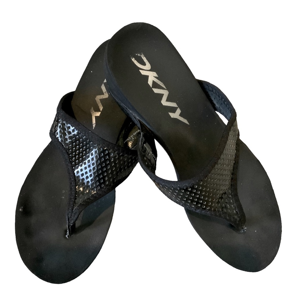 DKNY Sandals Black Patent Leather Thong Flip Flops Low Wedge Heels Size 7